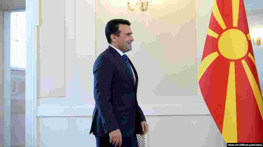 СЕВЕРНА МАКЕДОНИЈА - Премиерот Зоран Заев денеска, на централното чествување на Денот на независноста 8 септември, кое се одржа пред Владата, осврнувајќи се на изминатиот, како што рече, турбулентен период, но и на претстојните предизвици, приоритети и определби, наведе дека земјава ќе продолжи по патот што веќе го трасираше - граѓанска држава, слободна татковина на сите граѓани и на сите етнички заедници, општество за сите со европска иднина.
