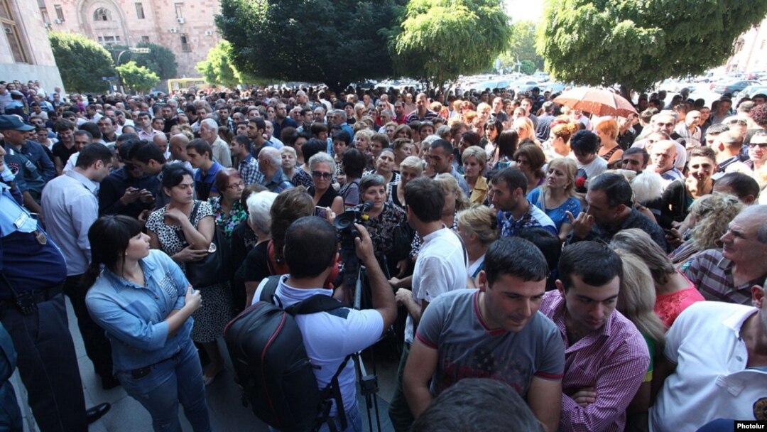 Armenia - Market traders demonstrate outside the Prime Minister's Office in Yerevan, 23Sep2014.