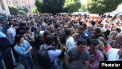 Armenia - Market traders demonstrate outside the Prime Minister's Office in Yerevan, 23Sep2014.