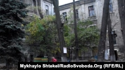 Генератор, який надала в користування обласна влада, з самого початку позиціонувався як тимчасове рішення – до надання переселенцям соціального чи іншого житла
