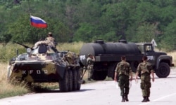 Изменив надписи на военной технике, около 200 российских военных заняли аэропорт Приштины, не предупредив НАТО
