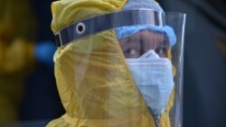 Медицинский работник в защитном костюме в Армении.