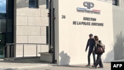 ژاک دوآیون، کارگردان فرانسوی (سمت چپ)، برای بازجویی در مورد اتهامات مربوط به آزار جنسی وارد اداره پلیس قضایی پاریس می‌شود. دوشنبه ۱۱ تیر