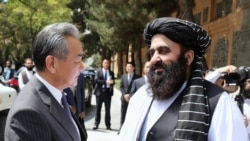 Министр иностранных дел Китая Ван И (слева) и исполняющий обязанности министра иностранных дел в правительстве «Талибана» Амир Хан Муттаки в Кабуле в августе 2025 года