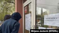 Ispred jednog od biračkih mesta u Kuli, na severu Srbije.