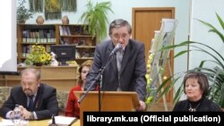 Mykola Shytyuk speaks at a conference on the Holodomor at Mykolayiv library in November 2013.