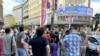 Protest u centru Beograda održava se ispred Palate Albanija, preko čije je fasade okačen plakat sa natpisom "Srbija pobeđuje". Na protest 30. maja su pozvali Studenti u blokadi i zborovi građana Beograda.