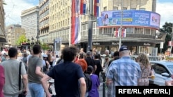 Protest u centru Beograda održava se ispred Palate Albanija, preko čije je fasade okačen plakat sa natpisom "Srbija pobeđuje". Na protest 30. maja su pozvali Studenti u blokadi i zborovi građana Beograda.