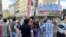 Protest u centru Beograda održava se ispred Palate Albanija, preko čije je fasade okačen plakat sa natpisom "Srbija pobeđuje". Na protest 30. maja su pozvali Studenti u blokadi i zborovi građana Beograda.
