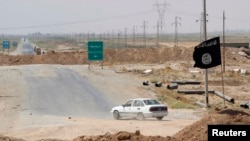 Иракъ -- Киркукана лулахь некъаца дIатоьхначу "Исламан пачхьалкх" тобан байракхна уллех йолуш ю машен, Марс23, 2014. 