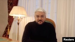 Cântărețul rus Filip Kirkorov se „căiește” public, într-un video, pentru participarea la petrecerea condamnată de regim, de la un club moscovit. (Reuters)