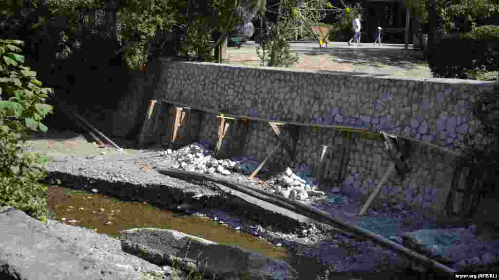 В русле реки в районе Пионерского парка &ndash; куски бетонных конструкций,&nbsp;которые нанесло селевым потоком. Рядом сделали ремонт подпорной стены русла