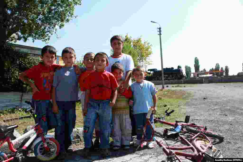 Qars vağzalının ətrafında oynayan uşaqlar.