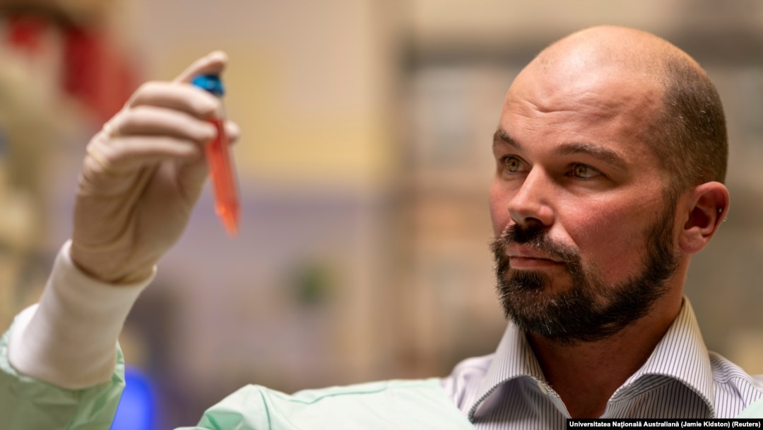 Profesorul David Nisbet de la Universitatea Națională Australiană face parte din echipa de cercetători care lucrează la un hidrogel care ar putea oferi un tratament pentru boala Parkinson.