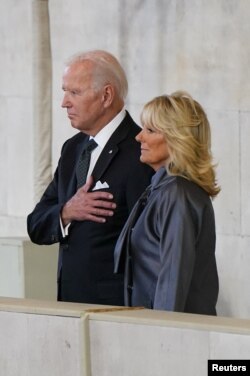 Președintele SUA, Joe Biden, și soția sa, Jill Biden, la Westminster Hall, unde s-a aflat sicriul Reginei Elisabeta a II-a înaintea funeraliilor de stat de luni.