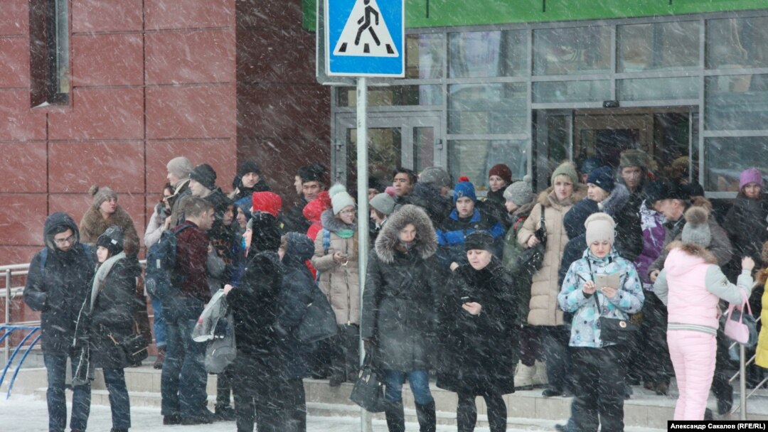 Эвакуация людей из торгового центра в Томске