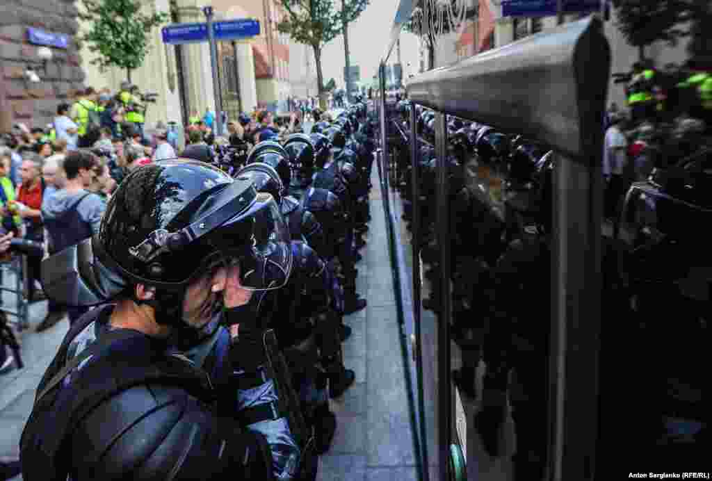 Police officers formed a cordon to face up to the demonstrators.&nbsp;