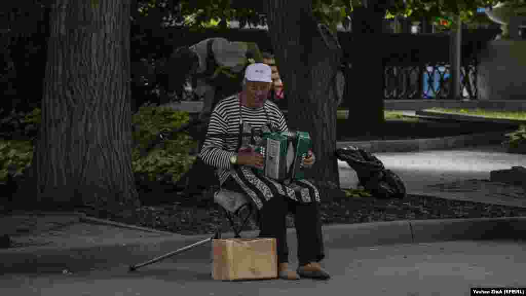 Уличный музыкант с гармошкой