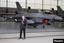Днем по входженню в польський авіапростір 20 російських дронів 10 вересня 2025 року, президент Навроцький відвідав авіабазу, на якій стоять польські F-16 та нідерландські F-35, які здійснюють патрулювання польського авіапростору