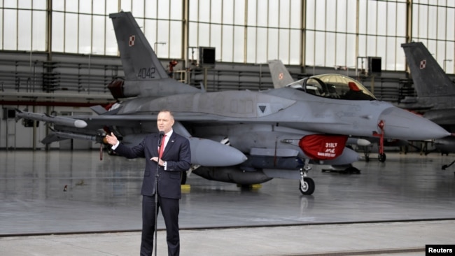 Presidenti polak Karol Nawrocki me avionë luftarakë në sfond