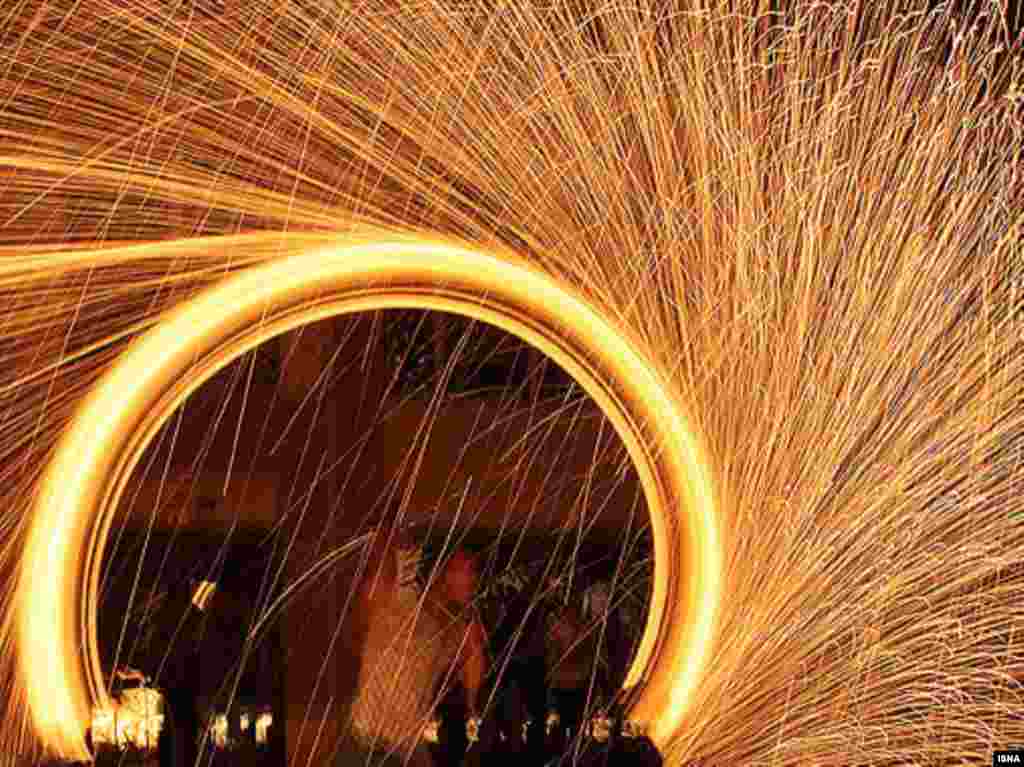 Iran - Tradicionalni vatromet uoči Norouza, iranske Nove godine,16.03.2010.