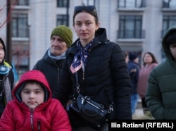 ნანა დაბრუნდაშვილი შვილთან, 13 წლის ნიკოლოზთან ერთად მთავრობის კანცელარიასთან გამართულ აქციაზე, 6 თებერვალი, 2026 წელი