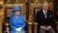Elisabeta a II-a a Marii Britanii, alături de Regele Charles al III-lea, în timpul deschiderii de stat a Parlamentului Marea Britanie, în Londra, 21 iunie 2017.