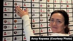 Алсу Кормаш Нью-Йоркта журналистларны яклау Комитетындагы төрмәдә утырган журналистлар дивары янында. Архив фотосы