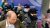 Москва полициясы көз карандысыз муниципалдык депутаттардын шеринесине чабуул койду. Алдыдагы киши -- оппозициялык саясатчы Владимир Кара-Мурза. 2021-жылдын 13-марты.