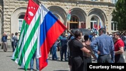 С утра на площадке перед комплексом правительственных зданий, у входа в президентский дворец состоялся пикет, в котором приняли участие родственники и друзья подсудимого, который объявил голодовку