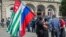 С утра на площадке перед комплексом правительственных зданий, у входа в президентский дворец состоялся пикет, в котором приняли участие родственники и друзья подсудимого, который объявил голодовку