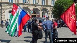 России не выгодно сегодня терять одного из немногих и всецело преданных союзников (каков бы ни был его размер и вес в мире), каким тот останется лишь в независимом качестве