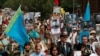 <p>"Батырларға тағзым" щеруінің басында құрмет қарауылының ротасы, әскери үрмелі оркестр мен мемлекеттік ту ұстаған жастар жүрді. Соғысқа қатысқан жақындарының суретін алып жүрген шерушілер "Ура!" деп ұрандатты. Акцияны "Ауғанстан ардагерлер одағы" бірлестігі ұйымдастырған. Ал шараға Алматы әкімдігі рұқсат берген.