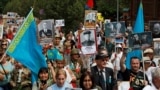 <p>"Батырларға тағзым" щеруінің басында құрмет қарауылының ротасы, әскери үрмелі оркестр мен мемлекеттік ту ұстаған жастар жүрді. Соғысқа қатысқан жақындарының суретін алып жүрген шерушілер "Ура!" деп ұрандатты. Акцияны "Ауғанстан ардагерлер одағы" бірлестігі ұйымдастырған. Ал шараға Алматы әкімдігі рұқсат берген.