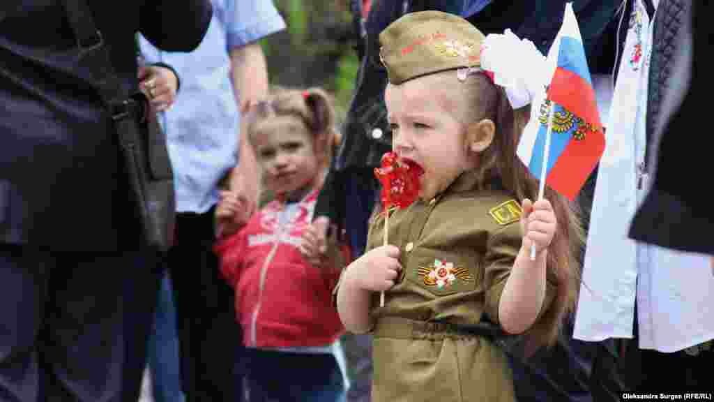 Mayıs 9 2018, Aqyar. Rusiye Ğalebe künü bayramında genç Qırım qızçığı şeritlernen ve arbiy urbada &nbsp;
