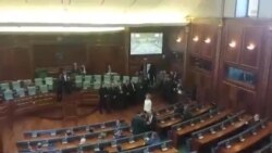 Video: Deputetët mblidhen në sallë