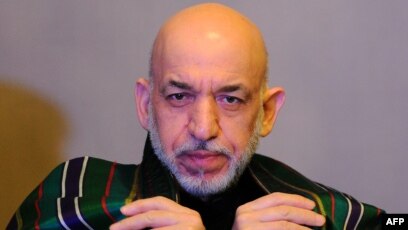 Үйде жалаңаш шешінген