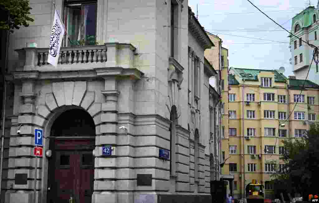 Zastava Islamskog emirata Afganistana na afganistanskoj ambasadi u Moskvi, 4. jula 2025. Rusija je prva zemlja koja je priznala vlast talibana u Afganistanu.