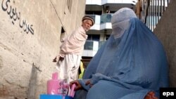 یو شمیر څارونکي اندېښنه لري چې ښايي ګڼ شمېر افغان میرمنو ته يې د کورنیو سړي په انتخاباتو کې د رايې ورکولو اجازه ورنه کړي. 