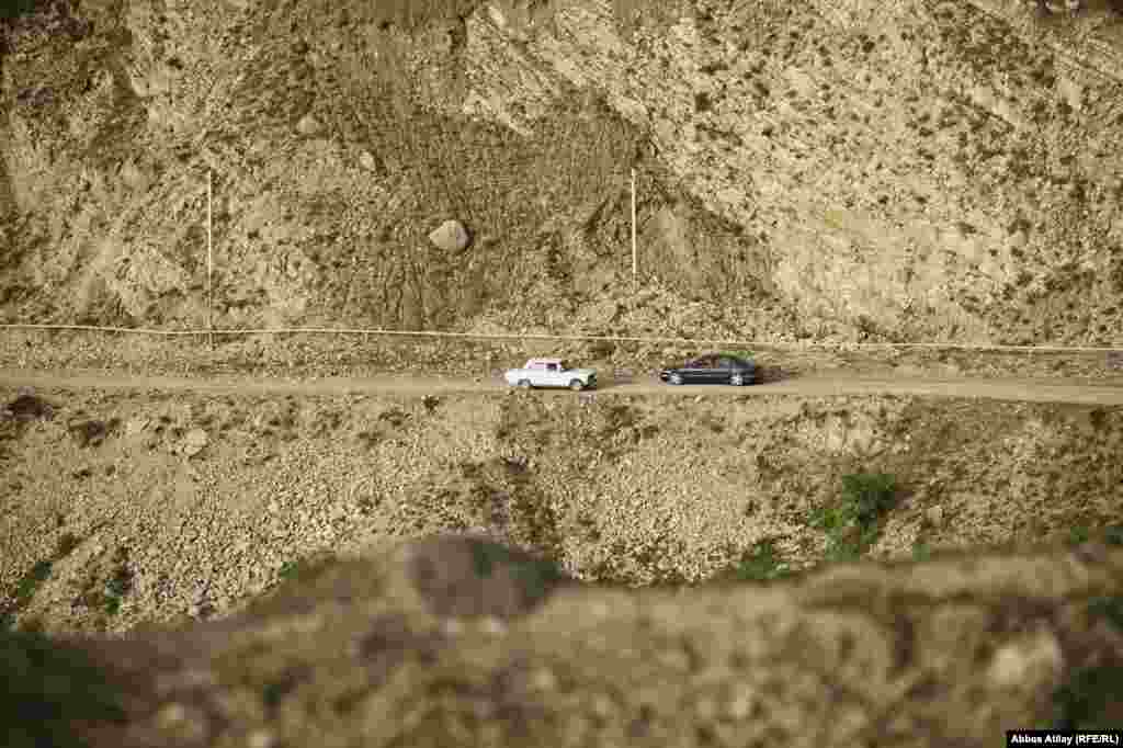 Qəsəbənin ümumi yolu bərbad olsa da, bu yük maşınları üçün xüsusi yol da çəkilib.