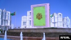 Тимсоли бузурги китоби "Руҳнома"-и раисиҷумҳури собиқи Туркманистон Сафармурод Ниёзов - Туркманбошӣ дар яке аз майдонҳои шаҳри Ишқобод 