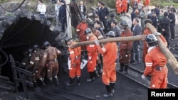 Pamje e hyrjes së ekipeve të shpëtimit pas një incidenti të mëparshëm në një minierë në Kinë