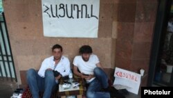 На 8-ы дзень акцыі пратэсту супраць павышэньня коштаў на электраэнэргію двое пратэстоўцаў распачалі галадоўку на праспэкце Баграмяна. 30 чэрвеня 2015 году