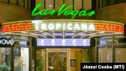 A Las Vegas Casino Tropicana bejárata Budapesten 2021. július 4-én