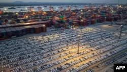 انبار خودروها در بندری در چین در انتظار صادرات؛ قرقیزستان به خودروهای دست دوم وارداتی از کشورهایی مانند چین وابسته است که اغلب از طریق دوبی و بندرعباس وارد می‌شود