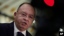 Ministerul Afacerilor Externe, condus de Bogdan Aurescu, a anunțat la începutul acestei săptămâni, printr-un comunicat, că România s-a alăturat țărilor UE care cer eliminarea dreptului de veto al statelor membre în domeniul politicii externe și al securității comune.