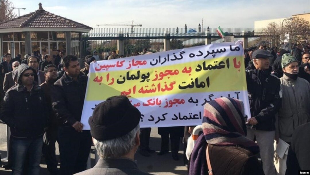پیشتر نیز وعده پرداخت پول به سپرده‌گذارانی که تا سقف ۲۰۰ میلیون تومان در موسسات دچار بحران، سرمایه‌گذاری کرده‌اند، مطرح شده بود.
