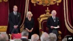 Prinșul William, Camilla, regina consort, și Charles în timpul Consiliului de Accessiune de la Palatul St James de la Londra, în timpul căruia Charles al III-lea a fost proclamat oficial rege, 10 septembrie 2022.