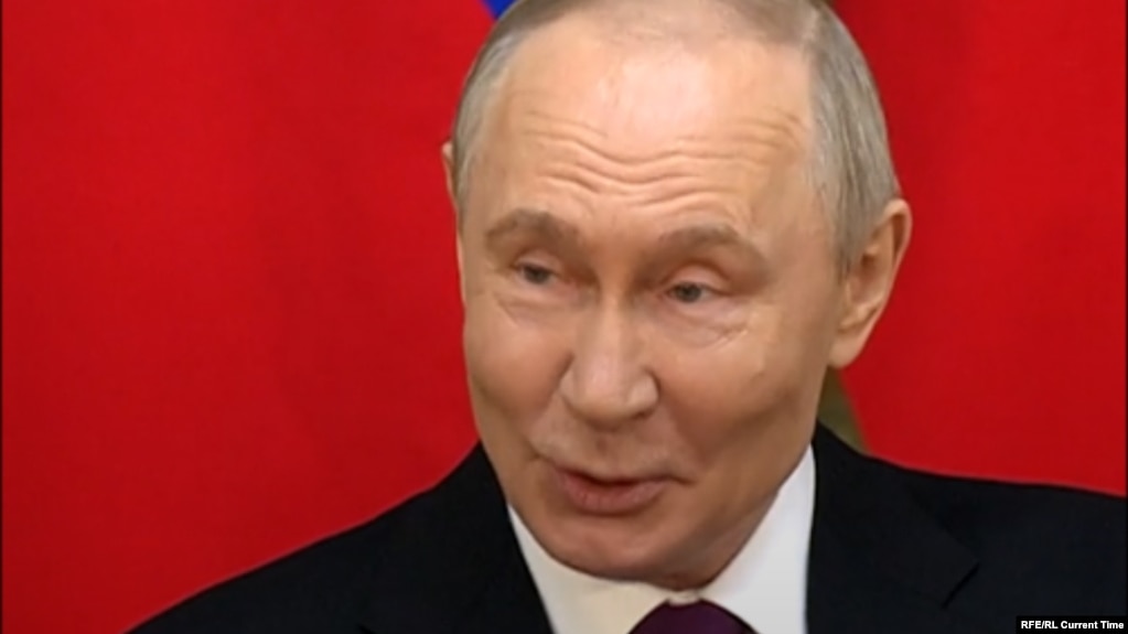 Путін виступає на на Раді законодавців при Федеральних зборах РФ у Санкт-Петербурзі. 28 квітня 2026 року