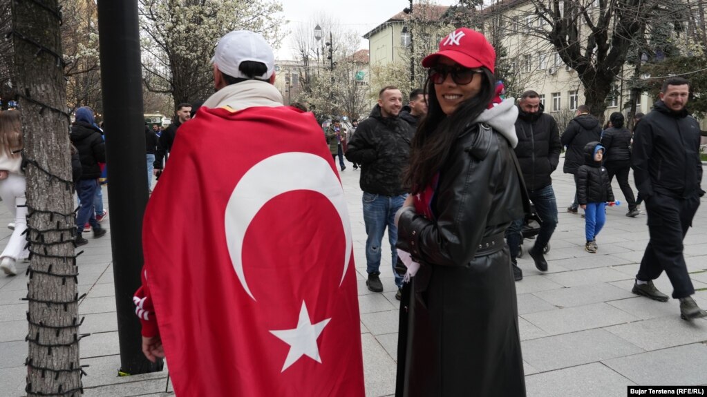 Tifozë turq në Prishtinë në prag të ndeshjes vendimtare të kombëtares së tyre kundër Kosovës për një vend në Kupën e Botës 2026.